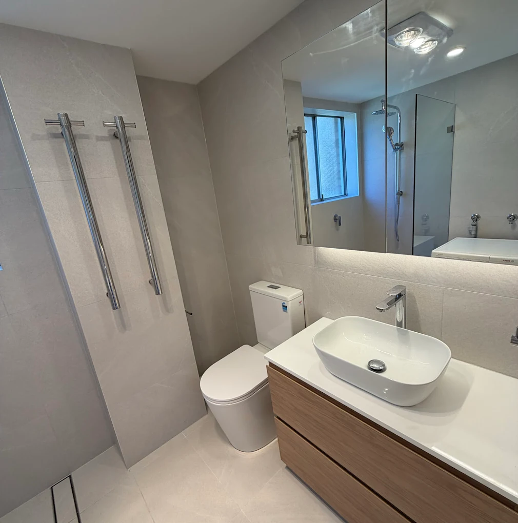 Tilesetter's hands placing a cream tile